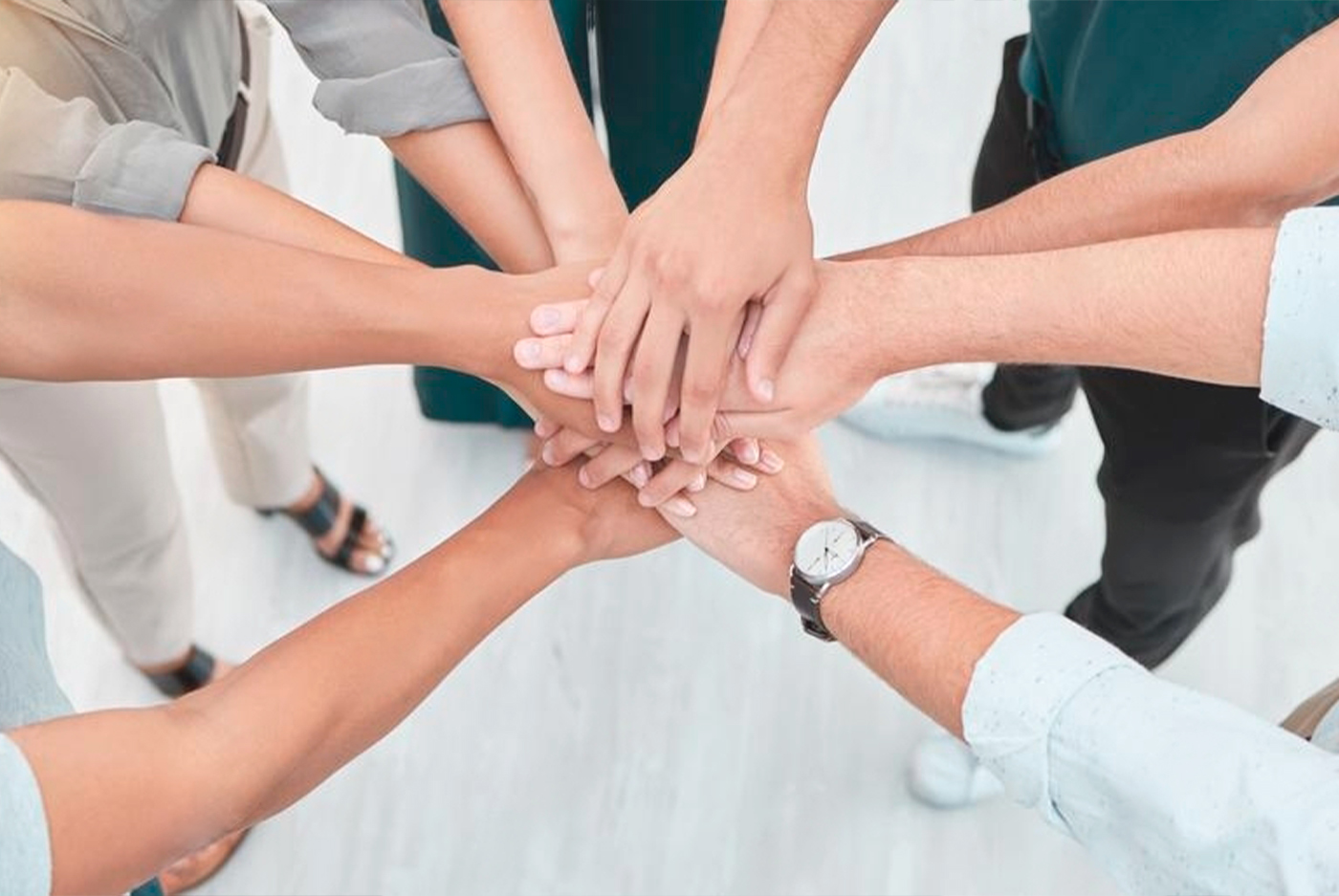 manos de personas superpuestas